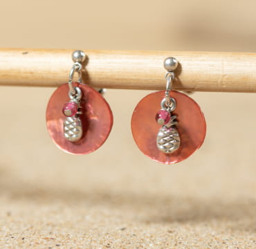 Découvrez les boucles d’oreilles Cybèle, un bijou marin fabriqué en France sur l’Île d’Oléron par des monteuses qualifiées.