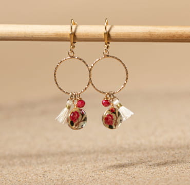 Découvrez les boucles d’oreilles Soie, un bijou marin fabriqué en France sur l’Île d’Oléron par des monteuses qualifiées.