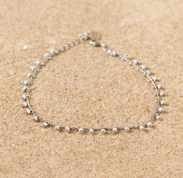 Les bijoux Retour de plage sont des bijoux fantaisie authentiques et uniques faits de perles naturelles qui racontent une histoire de nature ou d’océan à partager en famille ou entre amis.