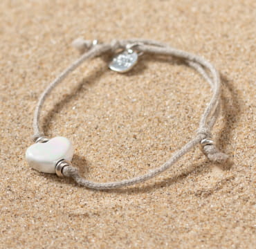 Retour de plage, une entreprise locale engagée dans le développement durable qui créée et fabrique des bijoux fantaisies made in France sur l’Île d’Oléron.