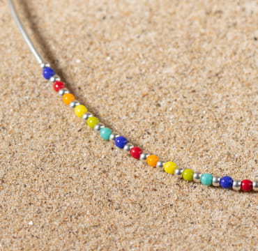 Retour de plage vous propose des colliers, bracelets, boucles d’oreilles, bracelets de chevilles, porte-clefs, parfums, cabas et bagues pour femme, homme et enfant pour que chacun trouve son bonheur.