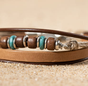 Les bijoux Retour de plage sont des bijoux fantaisie authentiques et uniques faits de perles naturelles qui racontent une histoire de nature ou d’océan à partager en famille ou entre amis.