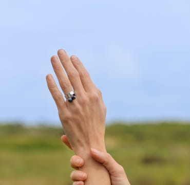 Bague Pampille en métal argenté avec pampille noire, fabrication artisanale française.