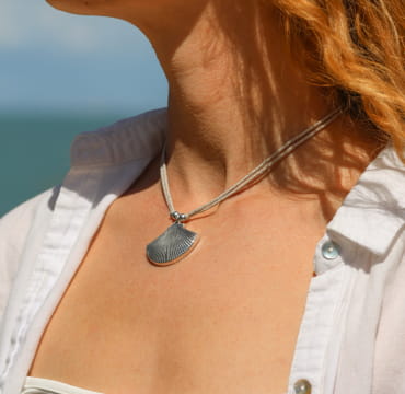 Collier artisanal en métal argenté avec cordon couleur lin, style naturel et raffiné. Fabriqué en France.