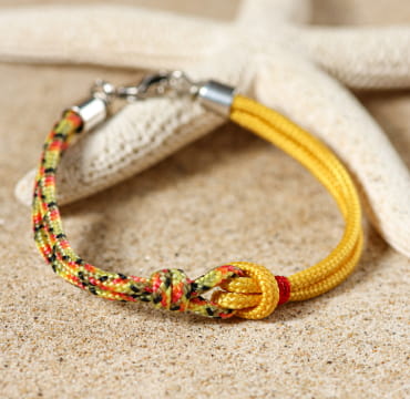 Bracelet enfant jaune avec breloque rouge, création artisanale