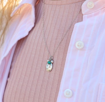 Zoom sur le pendentif vert du collier Oma, fait main en France