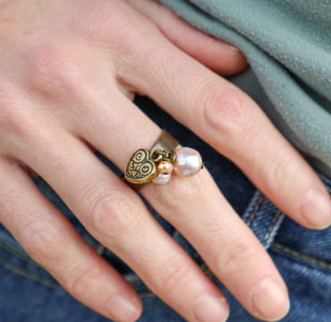 Bague Brunelle bronze, cabochon saumon nacré, touche rétro et féminine