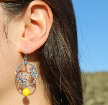 Boucles Dahlia jaunes avec finitions argentées portées – création française