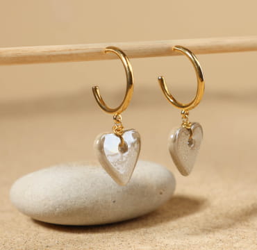 Boucles Debra dorées à l’or fin avec perles beige, allure naturelle et élégante.