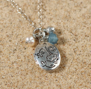 Zoom sur le collier Oma argenté et bleu, création artisanale française