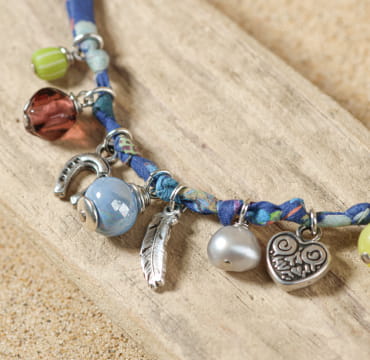 Collier Annaé en métal plaqué argent et perles bleu multicolores, bijou artisanal français au style estival.