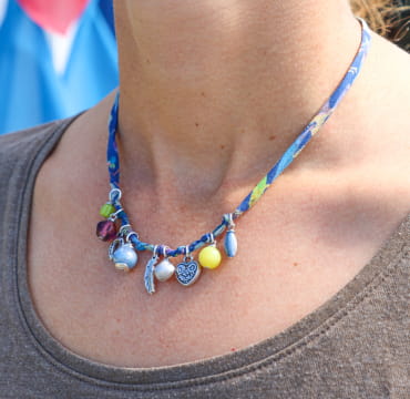 Collier Annaé en métal plaqué argent et perles bleu multicolores, bijou artisanal français lumineux.