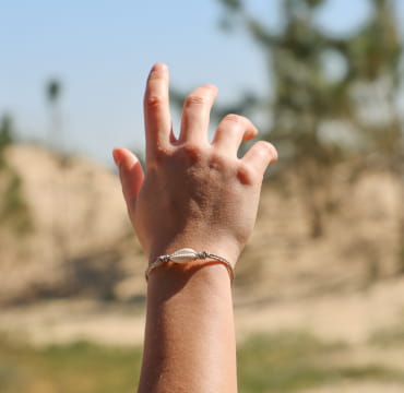 bracelet Kory argenté beige porté, bijou artisanal fabriqué en France