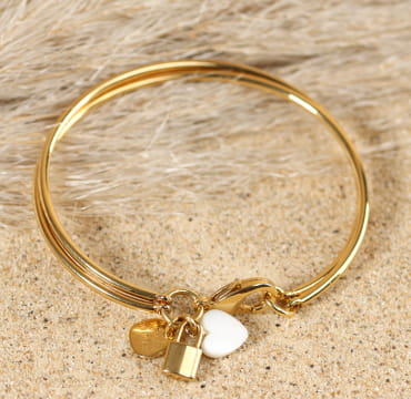 Bracelet doré artisanal avec perles blanches et breloque porte-bonheur, création française