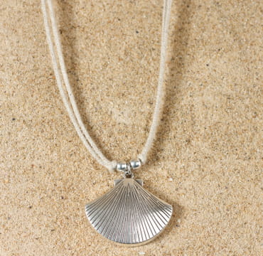 Collier Lavignon en lin avec un pendentif en métal argenté en forme de coquillage. fabrication française.