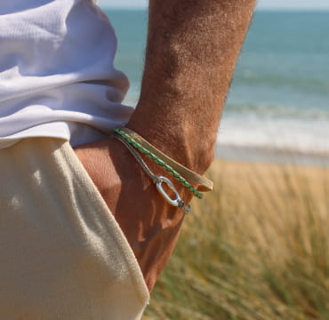 Bracelet artisanal Samuel pour homme, vert amande et argenté, fabrication française.