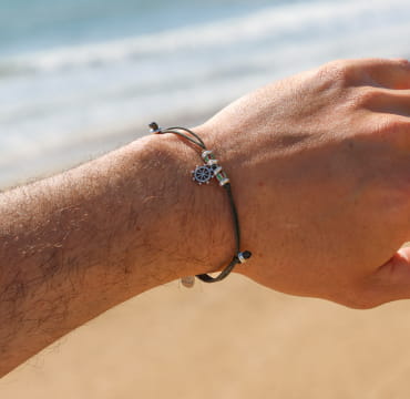 Bracelet homme Vati bleu Montana porté, bijou artisanal en métal plaqué argent, fabrication française.