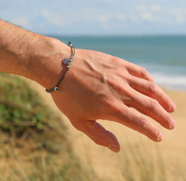 Bracelet Vati homme en cordon kaki et métal plaqué argent, bijou artisanal fabriqué en France.