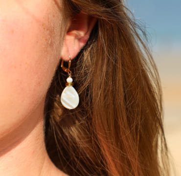 Boucles d’oreilles Lupita en métal doré et perles blanches, bijou artisanal français.