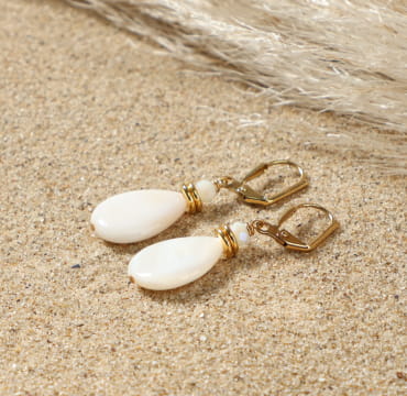 Boucles d’oreilles Lupita en métal doré et perles blanches, fabrication artisanale française.