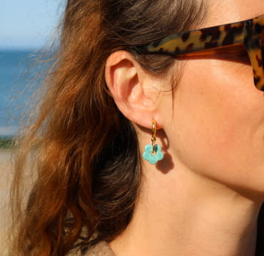 Boucles d'oreilles Marguerite Retour de Plage en métal doré avec fleur en céramique émeraude – bijou artisanal fabriqué en France