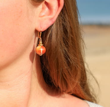 Boucles d’oreilles Sepia en métal doré avec perles orange, bijou artisanal français
