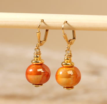 Boucles d’oreilles Sepia en métal doré avec perles orange, bijou artisanal français.