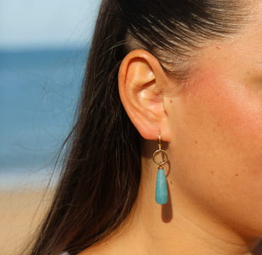 Boucles d'oreilles Tunis Retour de Plage en métal doré à l'or fin 4 carats, avec perle goutte en quartz bleu ciel – bijou artisanal fabriqué en France