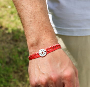 Bracelet Vent pour homme en cordon rouge et fermoir argenté, bijou artisanal fait main en France.