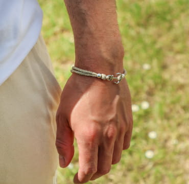 Bracelet Yole pour homme en cordon couleur lin et fermoir argenté, bijou artisanal français.