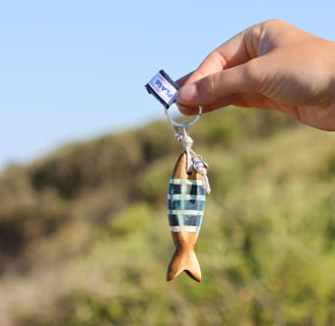 Porte-clefs Colin Retour de Plage en métal argenté avec perles bleues et multicolores – accessoire artisanal made in France