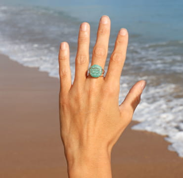 bague Oléronaise dorée avec cabochon vert d’eau, portée en bord de mer, création artisanale française