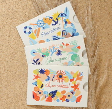 Carte cadeau physique Retour de Plage avec design floral et inscription 'Jolie surprise !', présentée sur un fond naturel