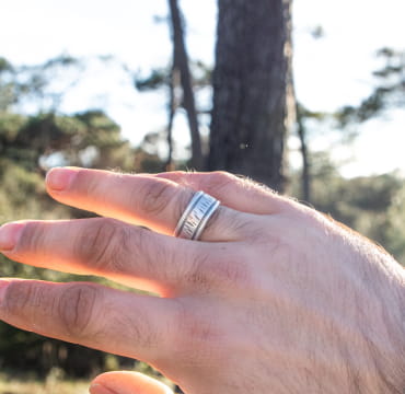Retour de plage propose des bijoux fantaisie fabriqués avec des matériaux de qualité : céramique, lin, perles de verre, hématite, quartz, amazonite, perles de rivière, perle de jade, lapis lazuli, perles de culture, pierre de sable, etc.