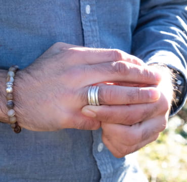 Retour de plage propose des bijoux fantaisie fabriqués avec des matériaux de qualité : céramique, lin, perles de verre, hématite, quartz, amazonite, perles de rivière, perle de jade, lapis lazuli, perles de culture, pierre de sable, etc.