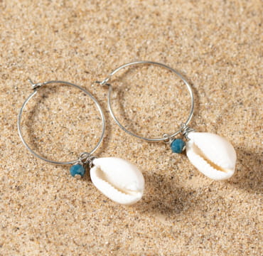 Boucles d’oreilles Amélie bleu Montana, anneau fin et perles pendantes argentées, esprit bord de mer.