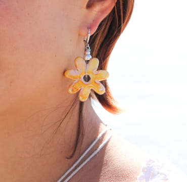 Les boucles d'oreilles Jaune en forme de fleur sont faites à la main dans de la céramique. Elles sont fabriquées et conçues en France sur l'Île d'Oléron.