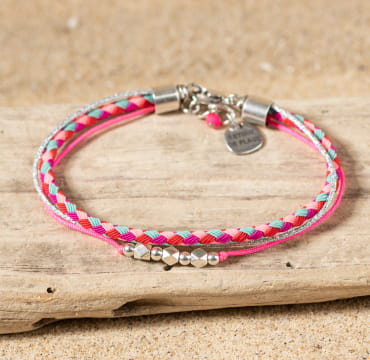 Retour de plage vous propose des colliers, bracelets, boucles d’oreilles, bracelets de chevilles, porte-clefs, parfums, cabas et bagues pour femme, homme et enfant pour que chacun trouve son bonheur.