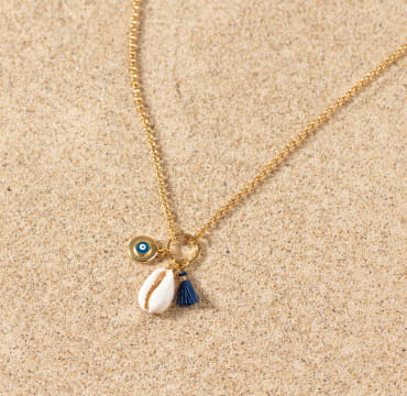 Collier Grèce doré avec coquillage et perle bleu marine, ambiance estivale.