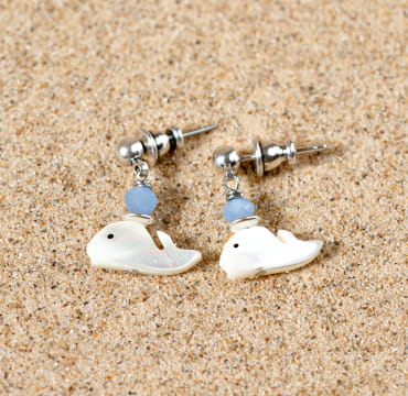 Découvrez les boucles d’oreilles Britany, un bijou marin fabriqué en France sur l’Île d’Oléron par des monteuses qualifiées.