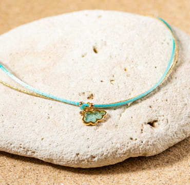 Le collier Mochi est une création de Retour de plage, une entreprise française qui agit pour l'environnement.