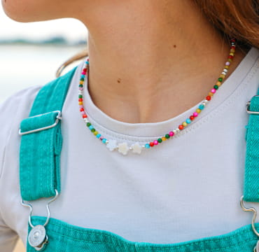 Collier enfant Casoria en métal argenté et perles multicolores, création artisanale française.