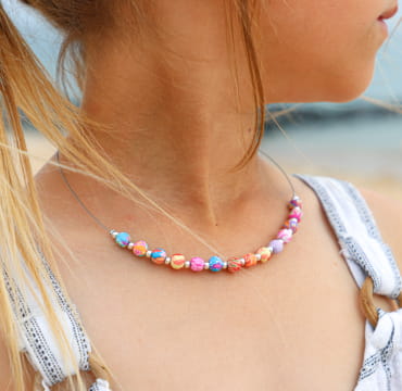 Collier enfant Grenier perles multicolores en métal argenté, bijou artisanal français.