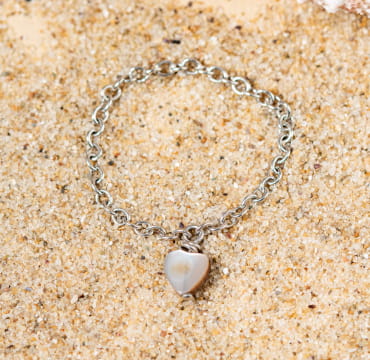 Découvrez Douce, un bijou inspiré de l’océan fabriqué artisanalement sur l’île d’Oléron.