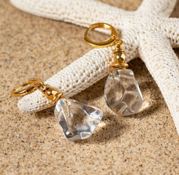 Découvrez Roche, un bijou inspiré de l’océan fabriqué artisanalement sur l’île d’Oléron.