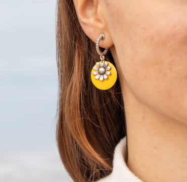 Retour de plage propose des bijoux fantaisie fabriqués avec des matériaux de qualité : céramique, lin, perles de verre, hématite, quartz, amazonite, perles de rivière, perle de jade, lapis lazuli, perles de culture, pierre de sable, etc.