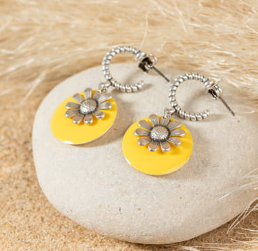 Retour de plage vous propose des colliers, bracelets, boucles d’oreilles, bracelets de chevilles, porte-clefs, parfums, cabas et bagues pour femme, homme et enfant pour que chacun trouve son bonheur.