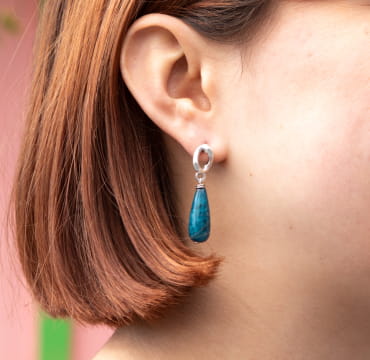 boucles Zana portées, bleu pétrole profond et monture argentée