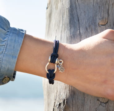 bracelet Cotinière au poignet, perles bleu marine et argentées, élégant et marin