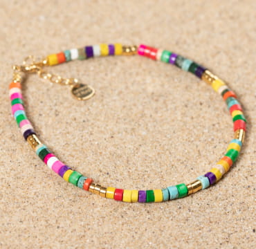 Retour de plage propose des bijoux fantaisie fabriqués avec des matériaux de qualité : céramique, lin, perles de verre, hématite, quartz, amazonite, perles de rivière, perle de jade, lapis lazuli, perles de culture, pierre de sable, etc.